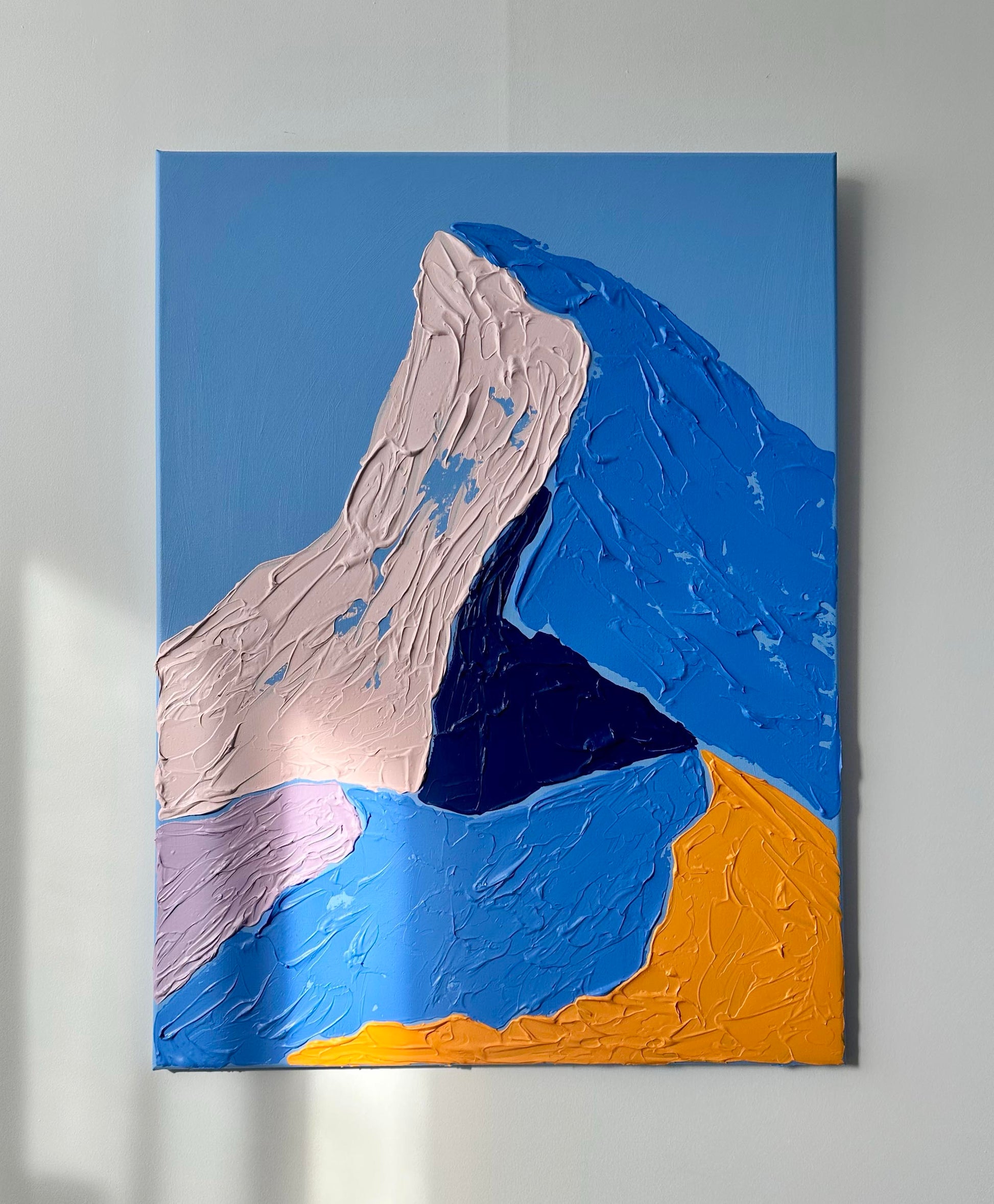Textúrovaný abstraktný obraz Kriváň v odtieňoch modrej, ružovej a žltej – moderné akrylové dielo od Art Of Meka.